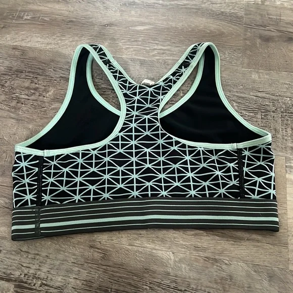 Under Armour women’s sports bra size M - Picture 2 of 3